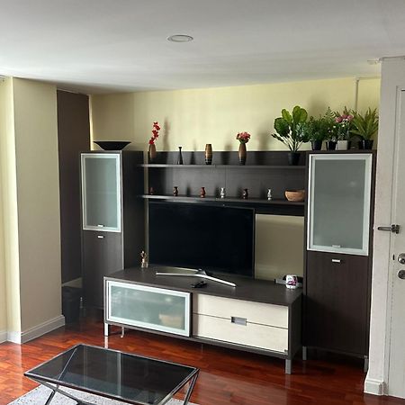 Delightful Condo In Central Location At Sukhumvit 49 Bangkok Bagian luar foto