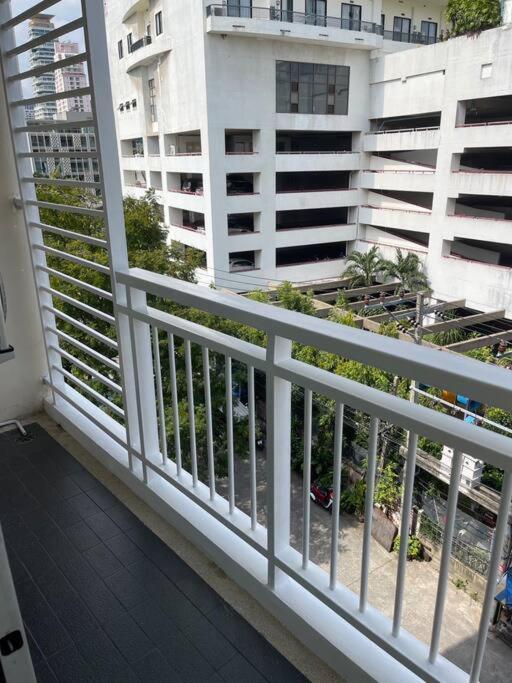 Delightful Condo In Central Location At Sukhumvit 49 Bangkok Bagian luar foto