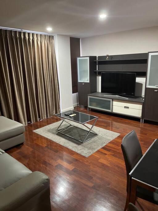 Delightful Condo In Central Location At Sukhumvit 49 Bangkok Bagian luar foto