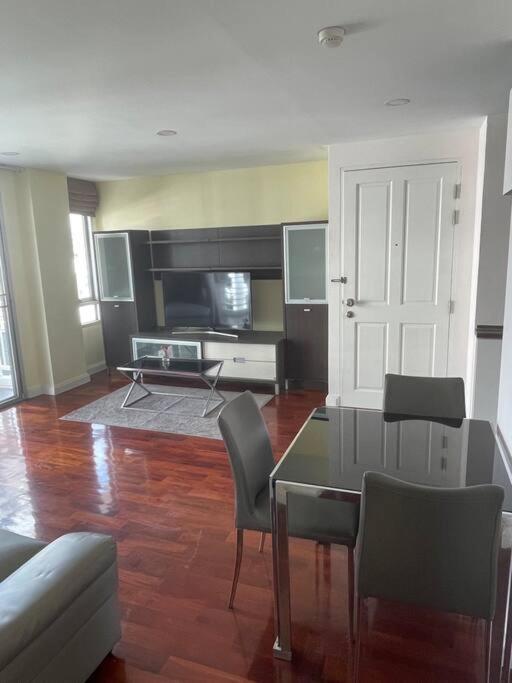 Delightful Condo In Central Location At Sukhumvit 49 Bangkok Bagian luar foto